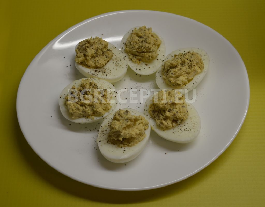 Яйца с маскарпоне и каперси 