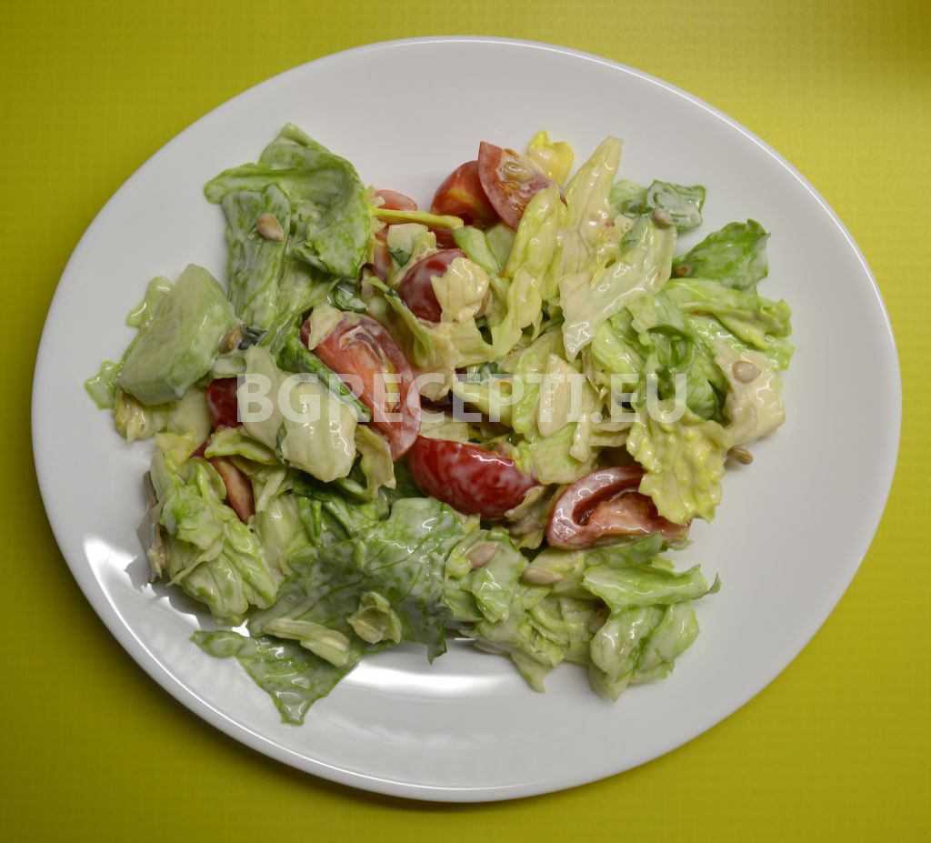 Салата айсберг с чери домати