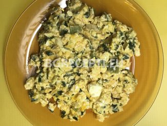 Бъркани яйца със зелен лук и сирене